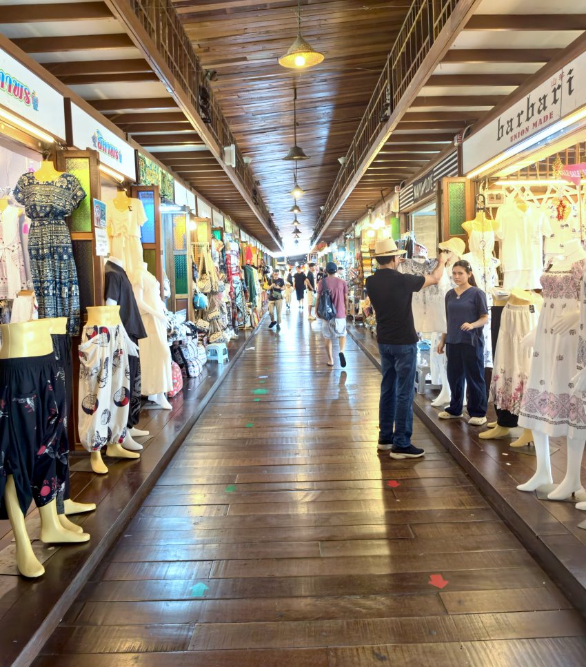芭達雅四方水上市場室內木棧道商店街動線