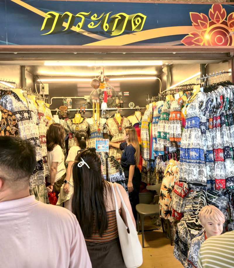 水上市場服飾店陳列的泰國大象褲與圖騰洋裝