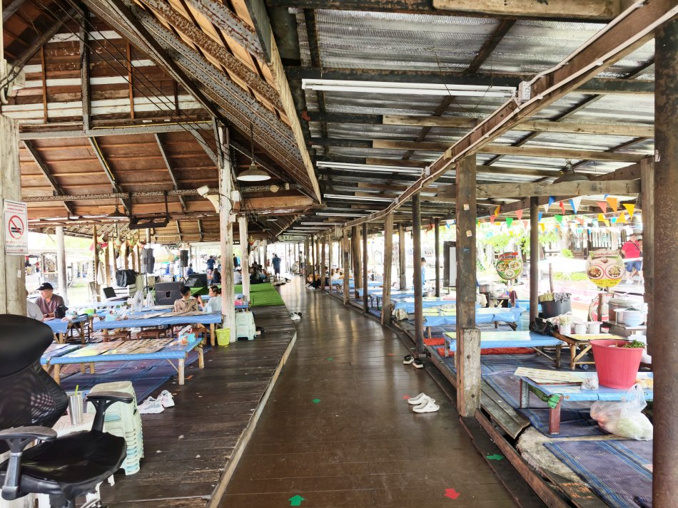 四方水上市場傳統盤腿席地而坐的木造用餐區