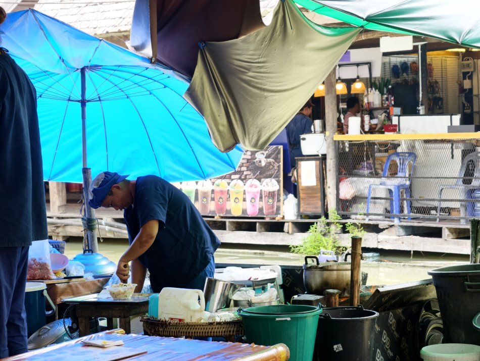 水上小木船船家現場烹調泰式料理