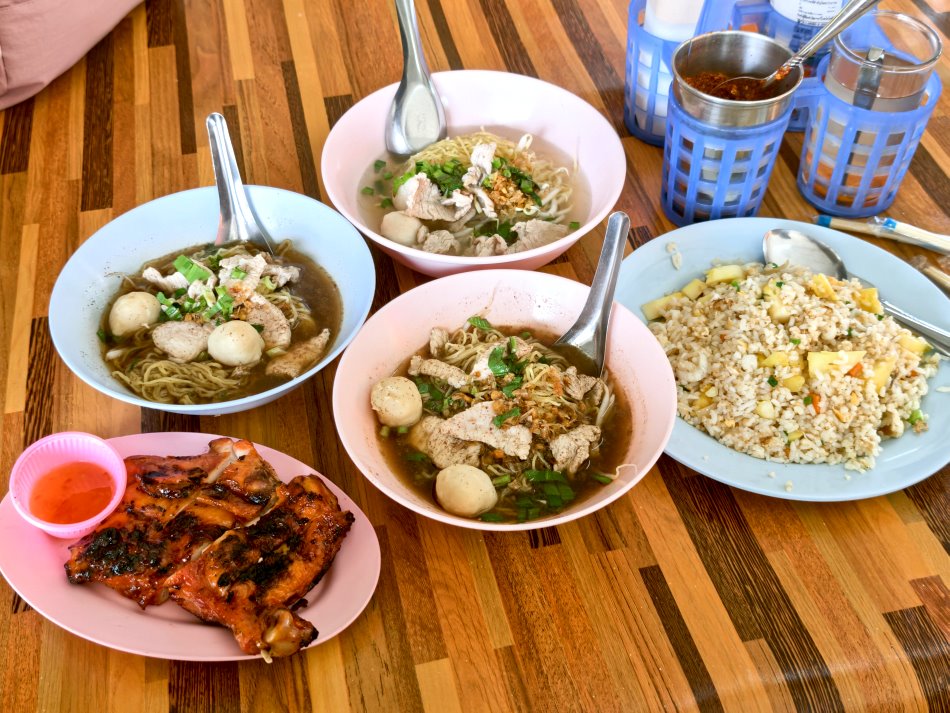 豐富的泰式料理全餐：船麵、烤雞腿、炒飯與四寶醬料