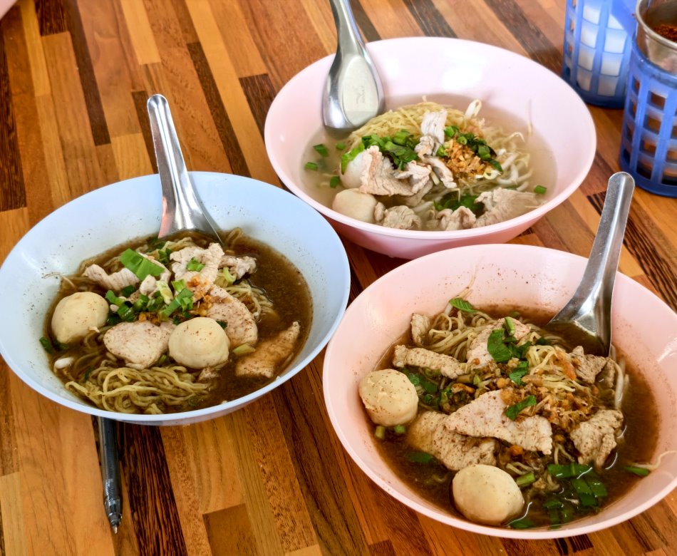 湯頭濃郁配料豐富的道地泰式船麵