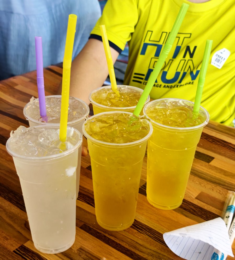 裝滿滿碎冰的泰式菊花茶與清涼椰子水飲品