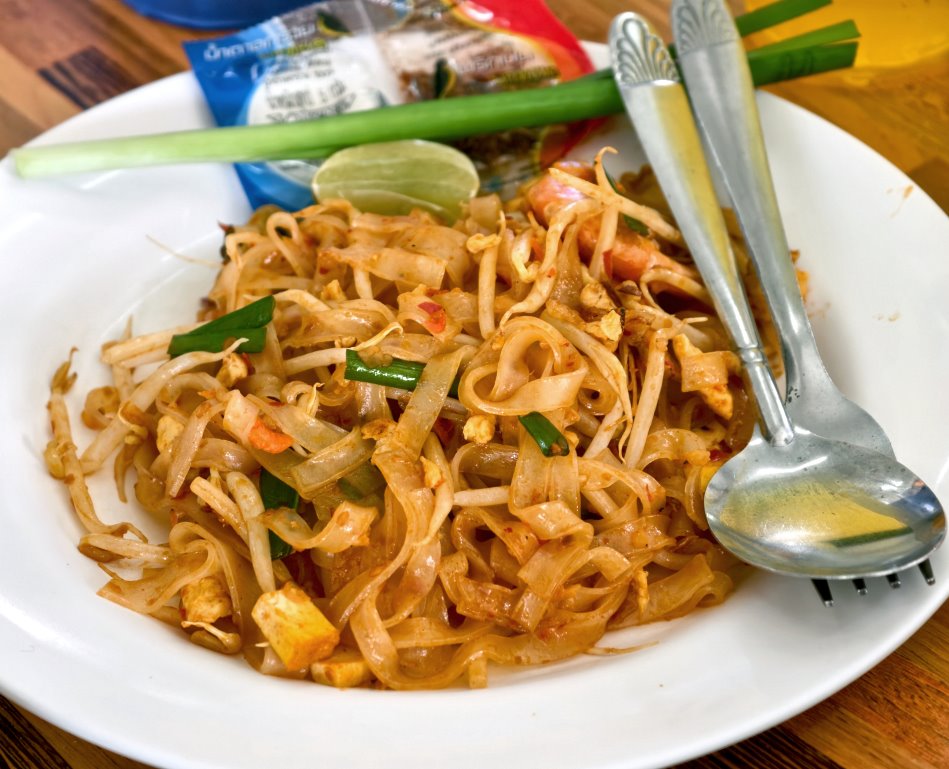 道地現炒泰式炒河粉 Pad Thai 附生韭菜與檸檬
