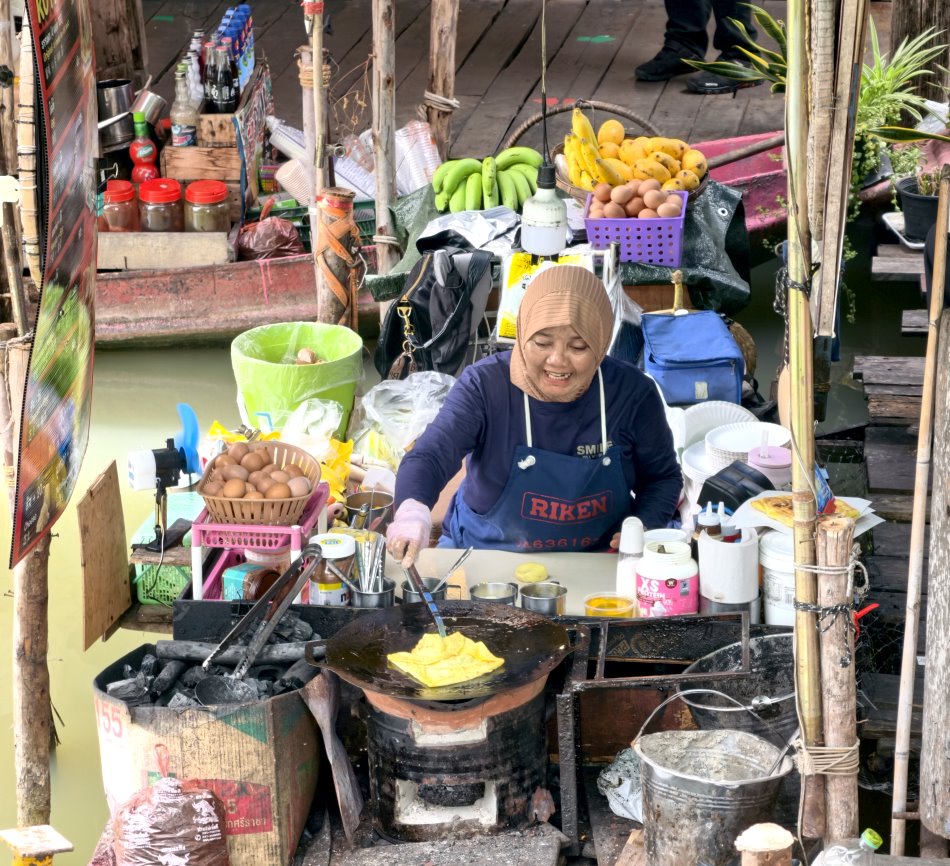 小船上現煎金黃酥脆的泰式香蕉煎餅 Roti