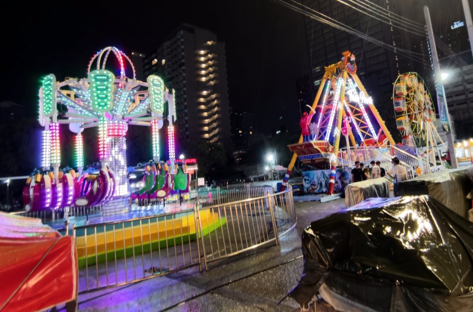里多安城堡夜市後方的小型夜間嘉年華遊樂設施與旋轉木馬