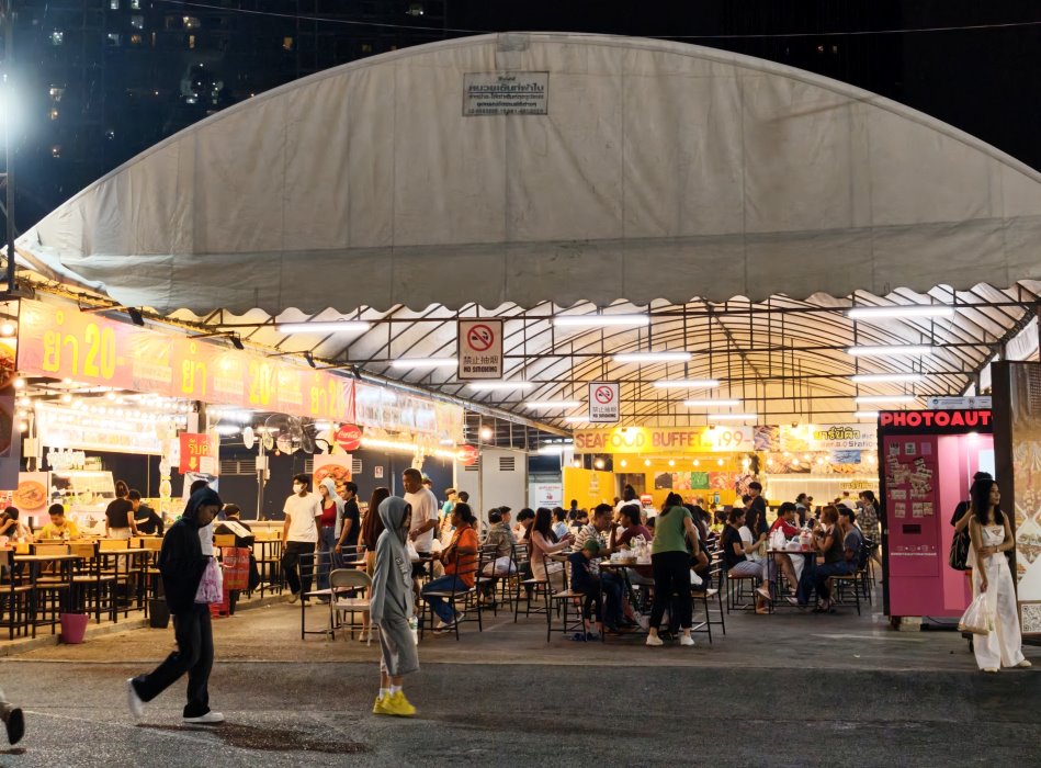 里多安城堡夜市大型遮雨棚下的公共美食用餐座位區