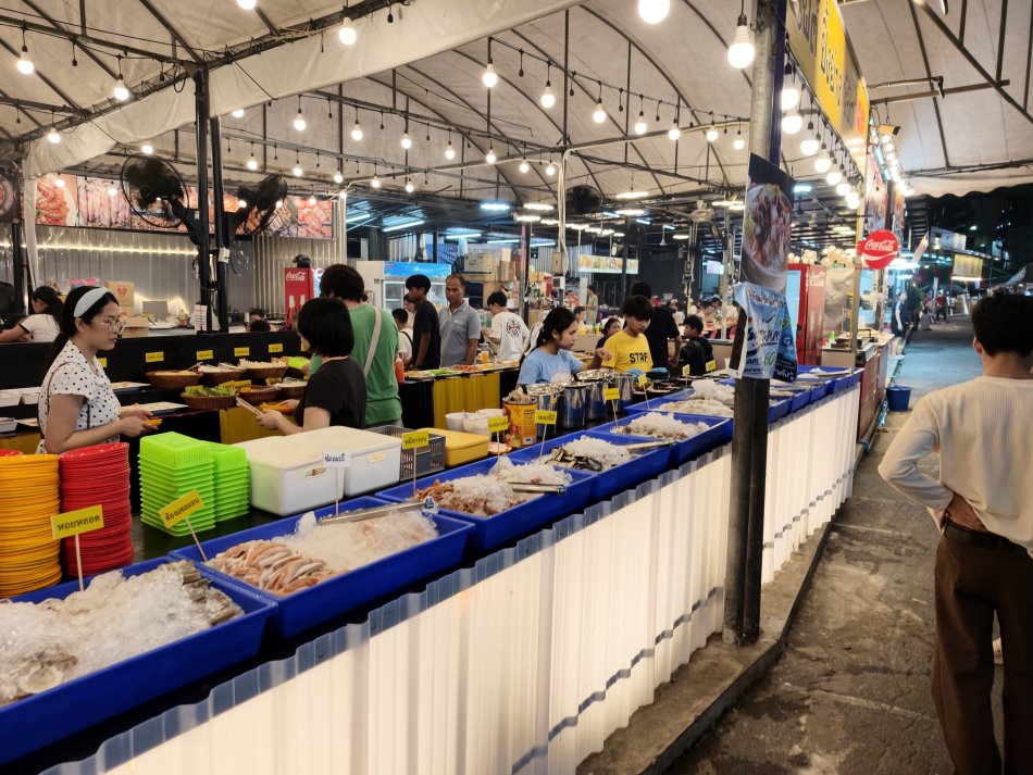 海鮮吃到飽自助吧檯陳列各式海鮮肉品與火鍋食材
