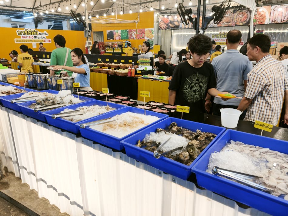 199泰銖海鮮吧檯鋪滿碎冰的生蠔與鮮魷魚透抽特寫