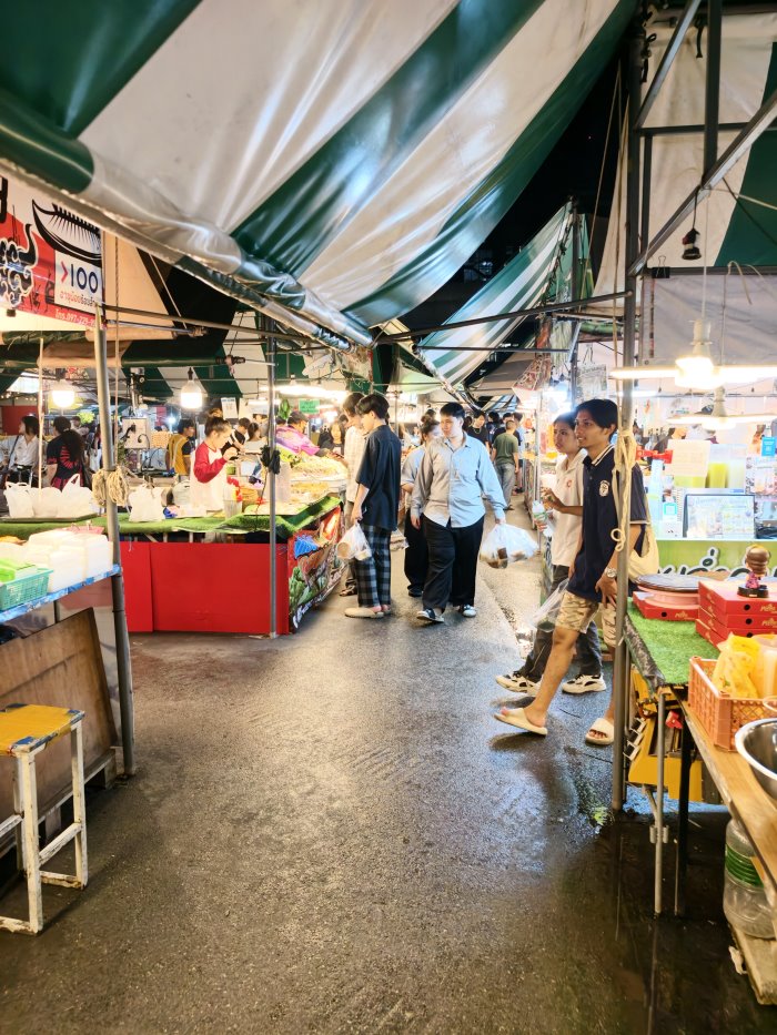 綠白遮雨棚下乾淨平整的美食街攤位走道