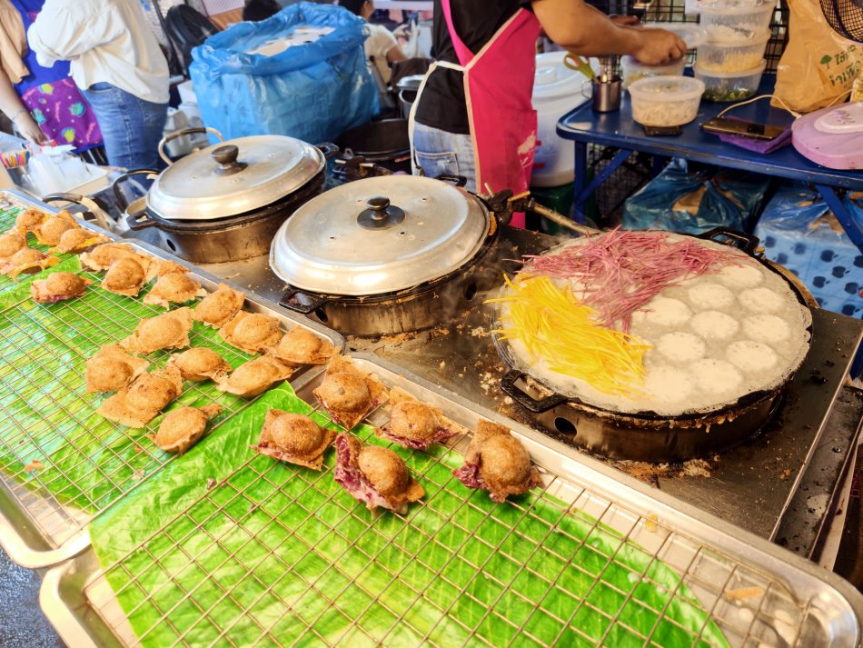 鐵盤上現烤鋪滿南瓜絲與紫薯絲的泰式椰香小脆餅Kanom Krok