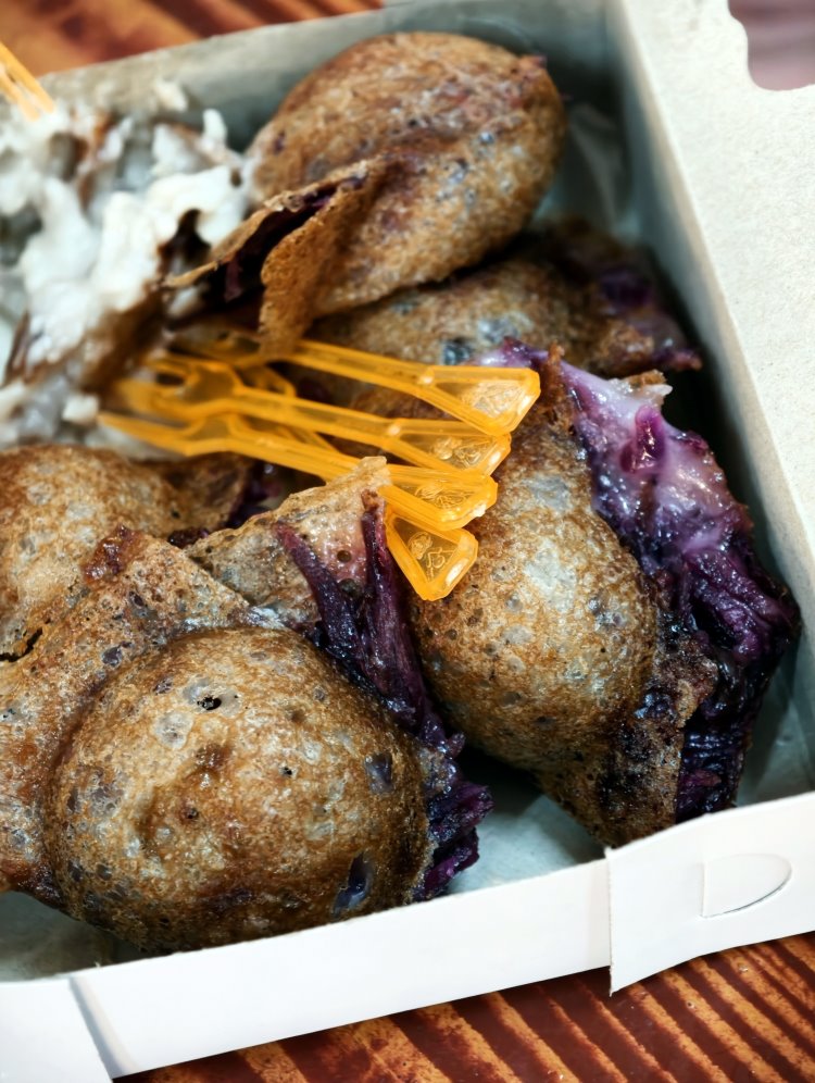 外酥內軟的紫薯芋頭內餡泰式椰香小脆餅近照特寫