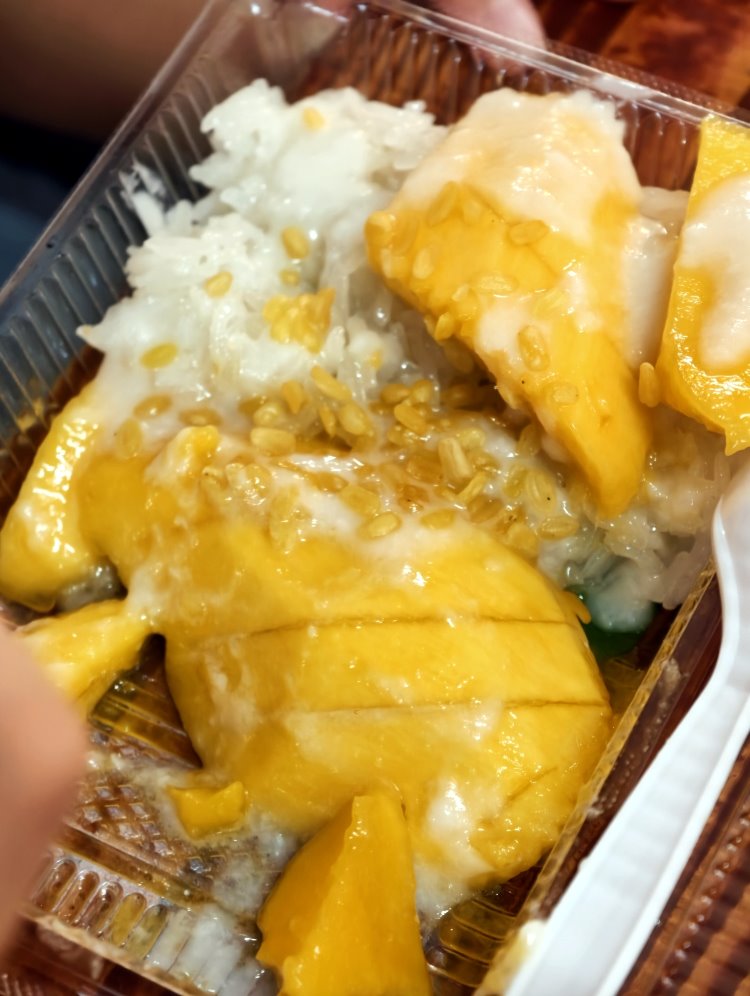 經典泰國小吃甜芒果切片搭配椰奶糯米飯與炸綠豆仁