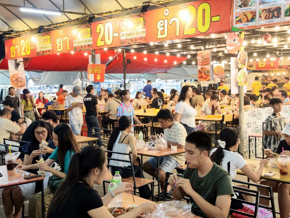 20泰銖熱炒攤位前坐滿泰國在地食客的熱鬧用餐場景
