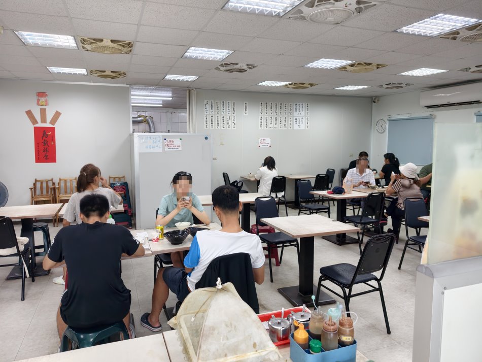 李記北方麵館寬敞明亮的室內用餐座位區
