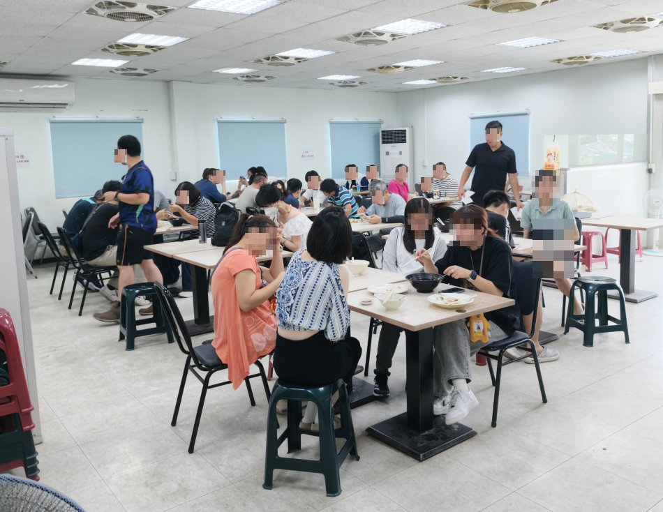 正中午客滿熱鬧的用餐盛況