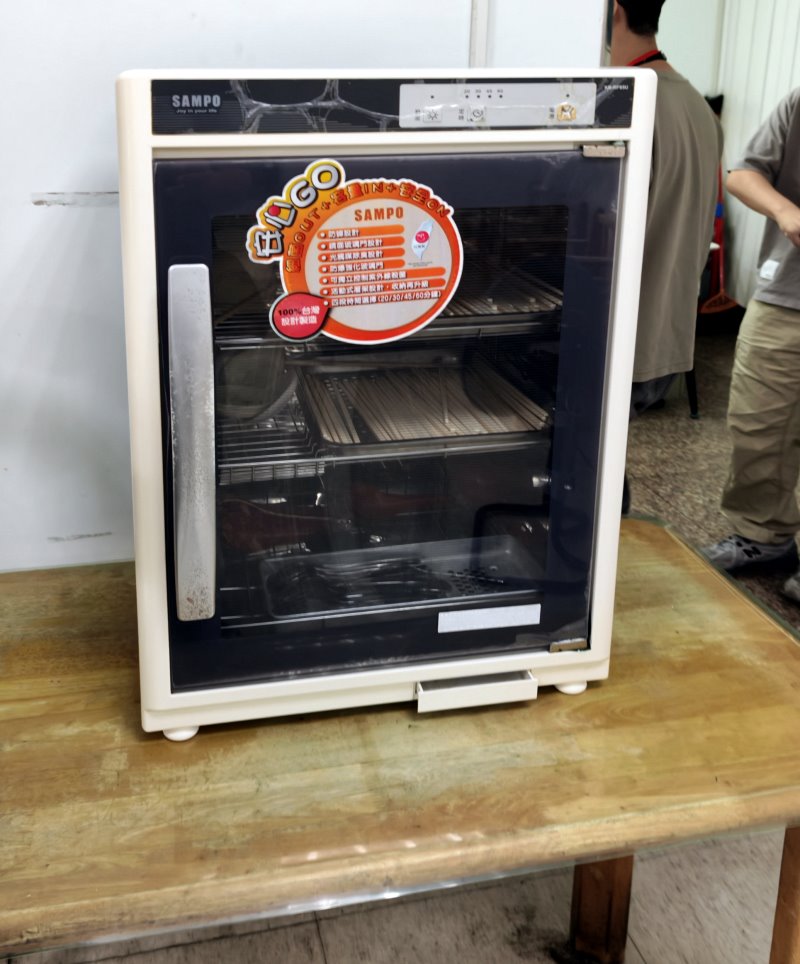 店內提供自取的紫外線殺菌烘碗機