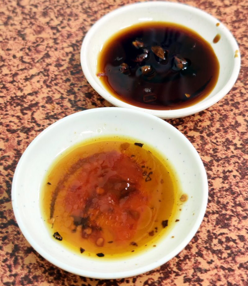 特調蒜香辣椒醬油與辣油沾醬
