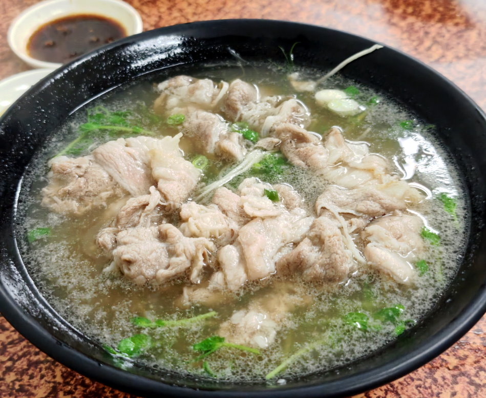 招牌清燉涮牛肉麵肉量滿滿俯拍照
