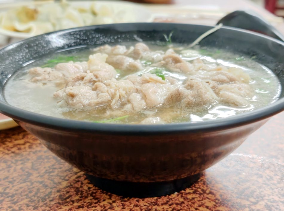 清燉涮牛肉麵側拍特寫展現豐富肉量