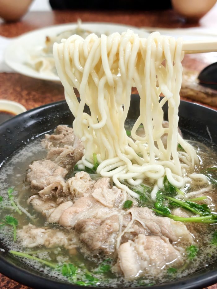 大口夾起吸附清燉牛肉湯汁的彈牙麵條