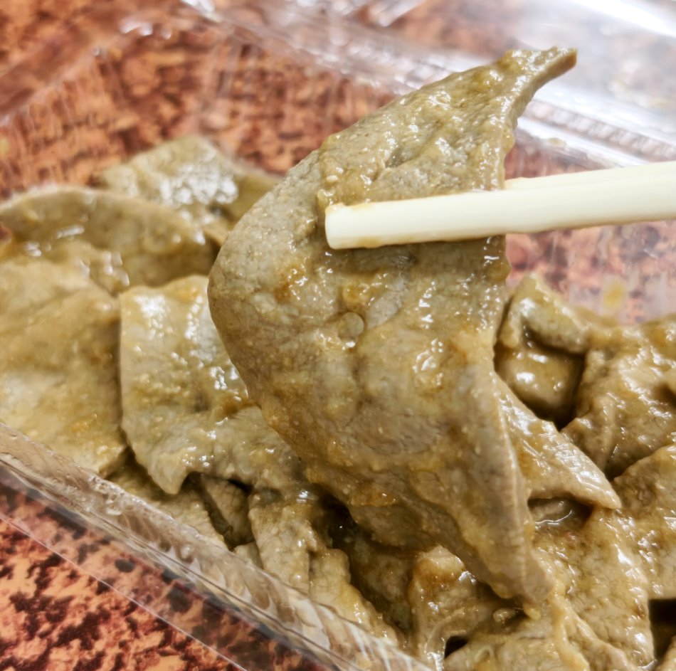 筷子夾起軟嫩入味無腥味的涼拌豬肝
