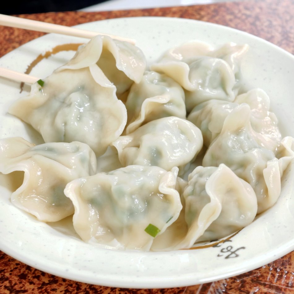 一整盤手工現包飽滿的韭綠豬肉水餃