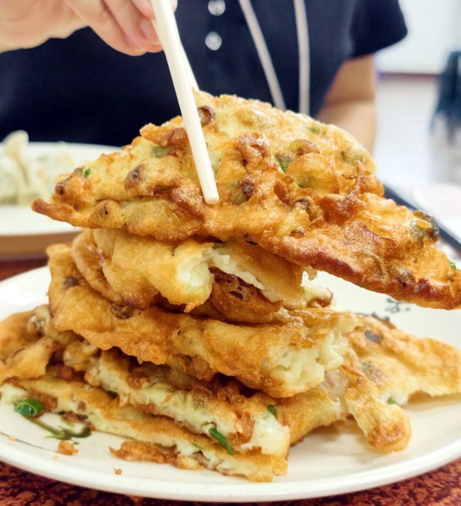 層層堆疊成小塔的金黃香酥淋餅