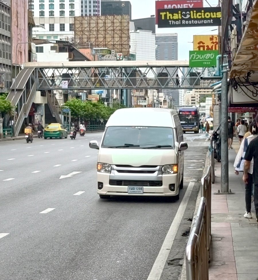 曼谷金剛旅行社專屬VIP保母車抵達水門KC酒店接送