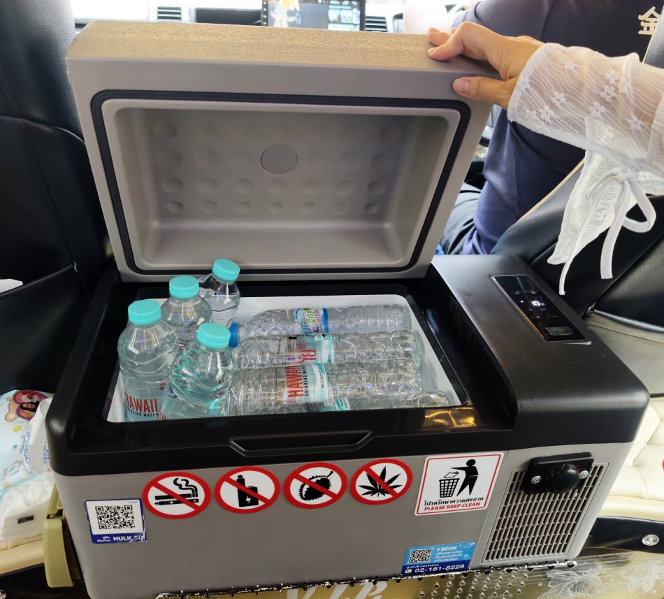 金剛旅行社包車配備車載小冰箱免費提供冰涼礦泉水