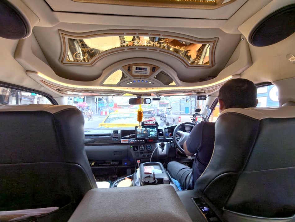 從包車後座往前看視野寬闊且司機駕駛平穩