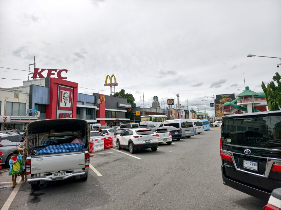 泰國高速公路休息站-集結7-11與肯德基麥當勞