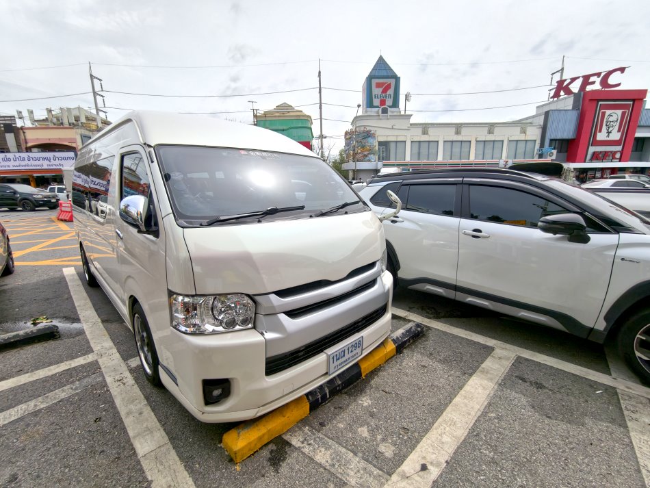 休息站停車場整裝準備前往芭達雅景點