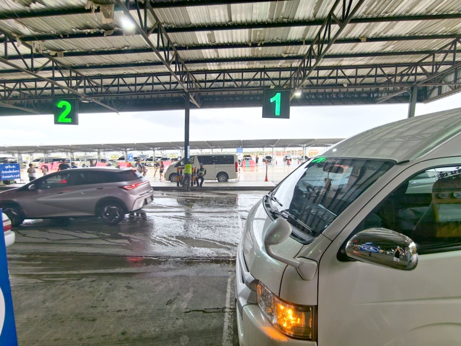 午後大雨時司機貼心將包車開至遮雨棚接駁柱等候