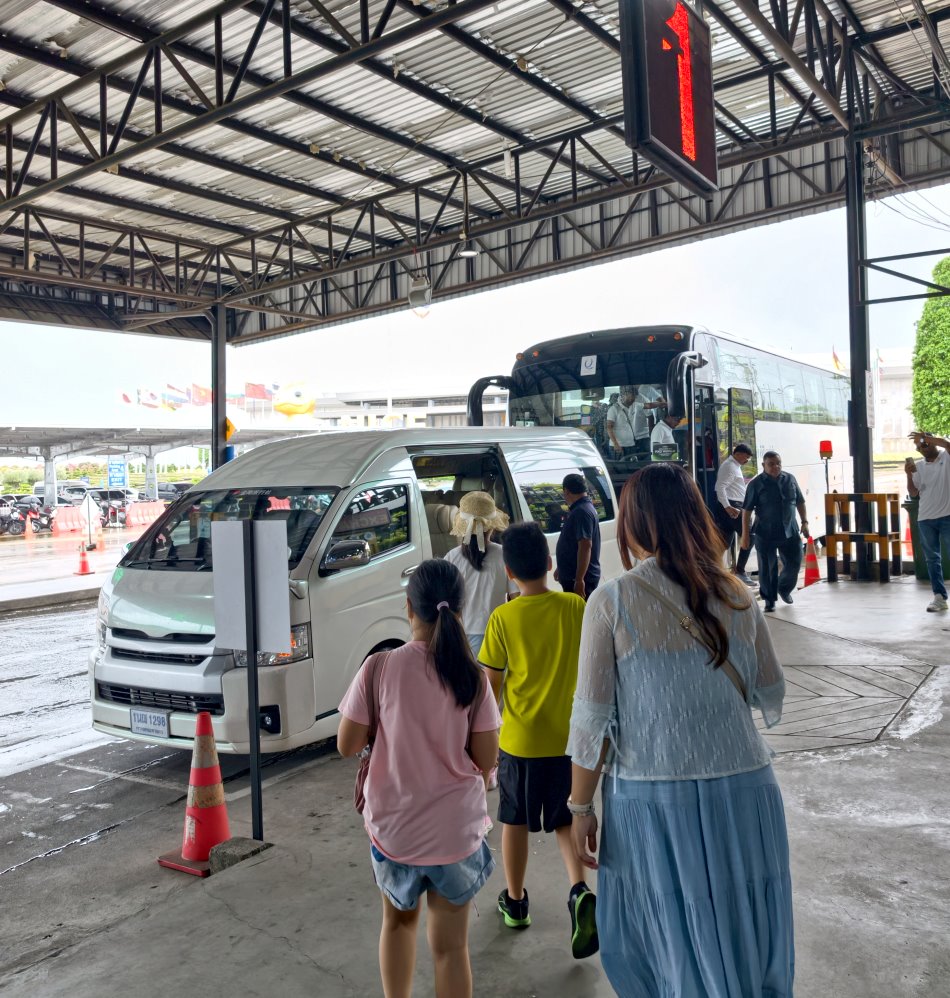 全家人在遮雨棚下安心依序上車免淋雨