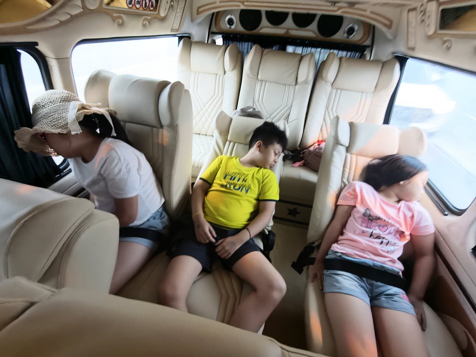 孩子們在包車獨立座椅上舒適熟睡補眠