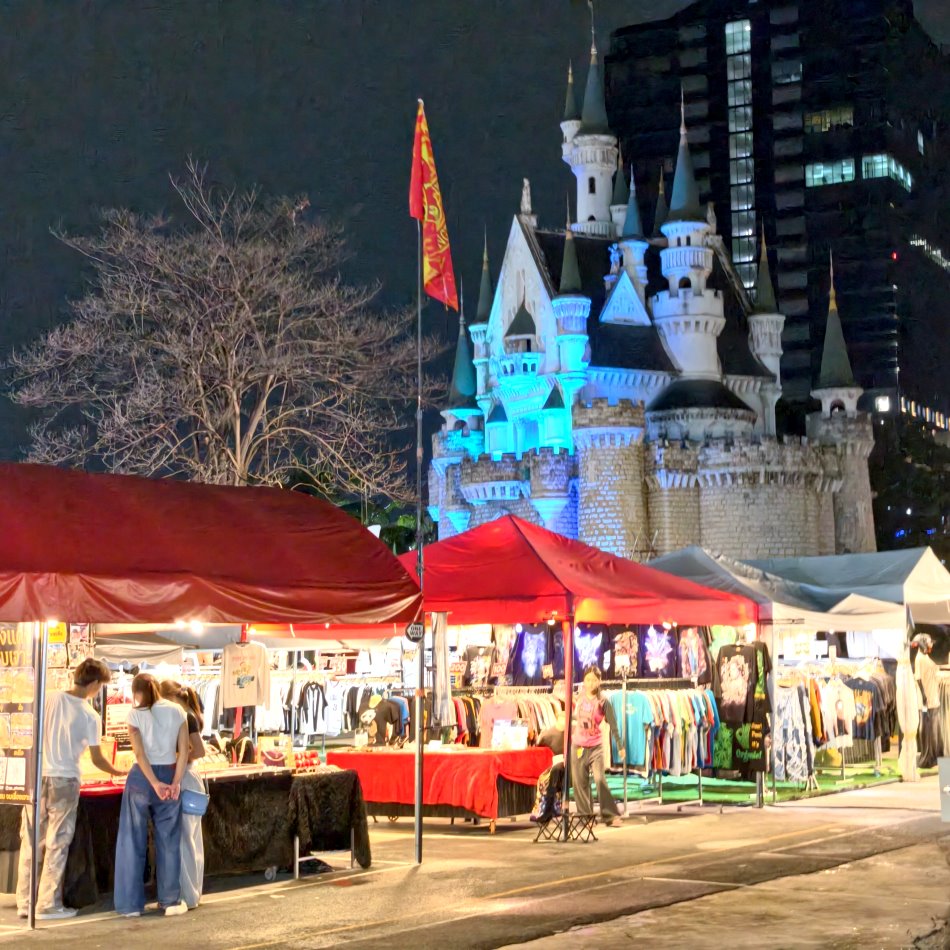曼谷里多安城堡夜市寬敞走道與熱鬧攤販街景