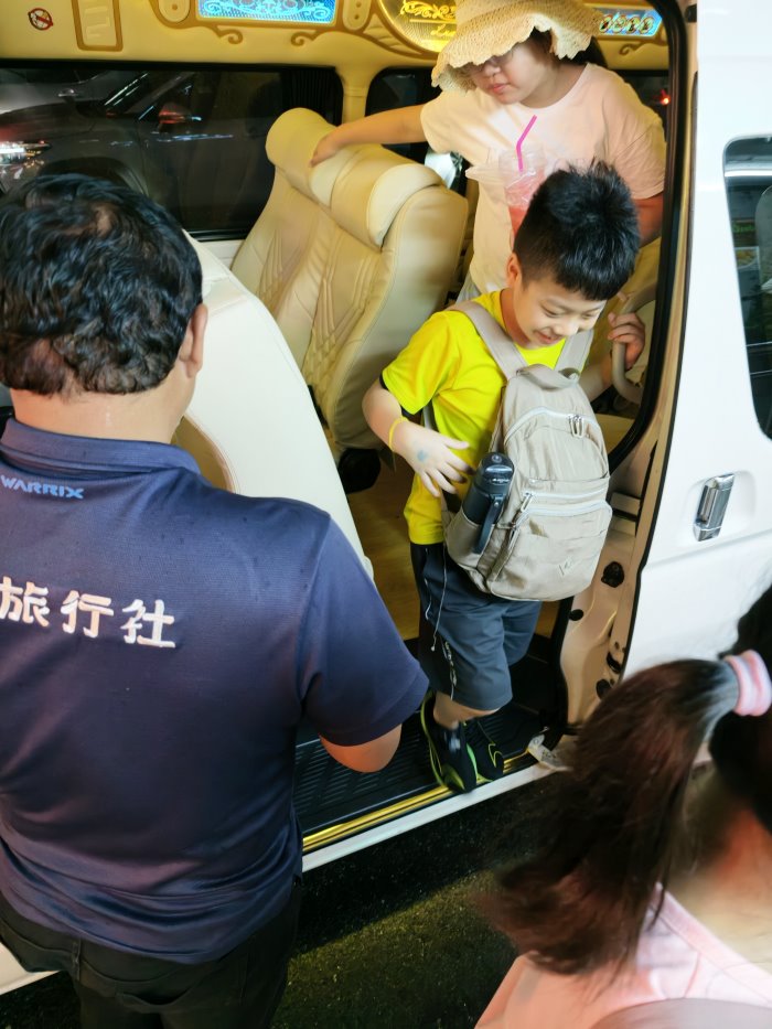 司機大哥護送小朋友平安抵達水門KC酒店下車