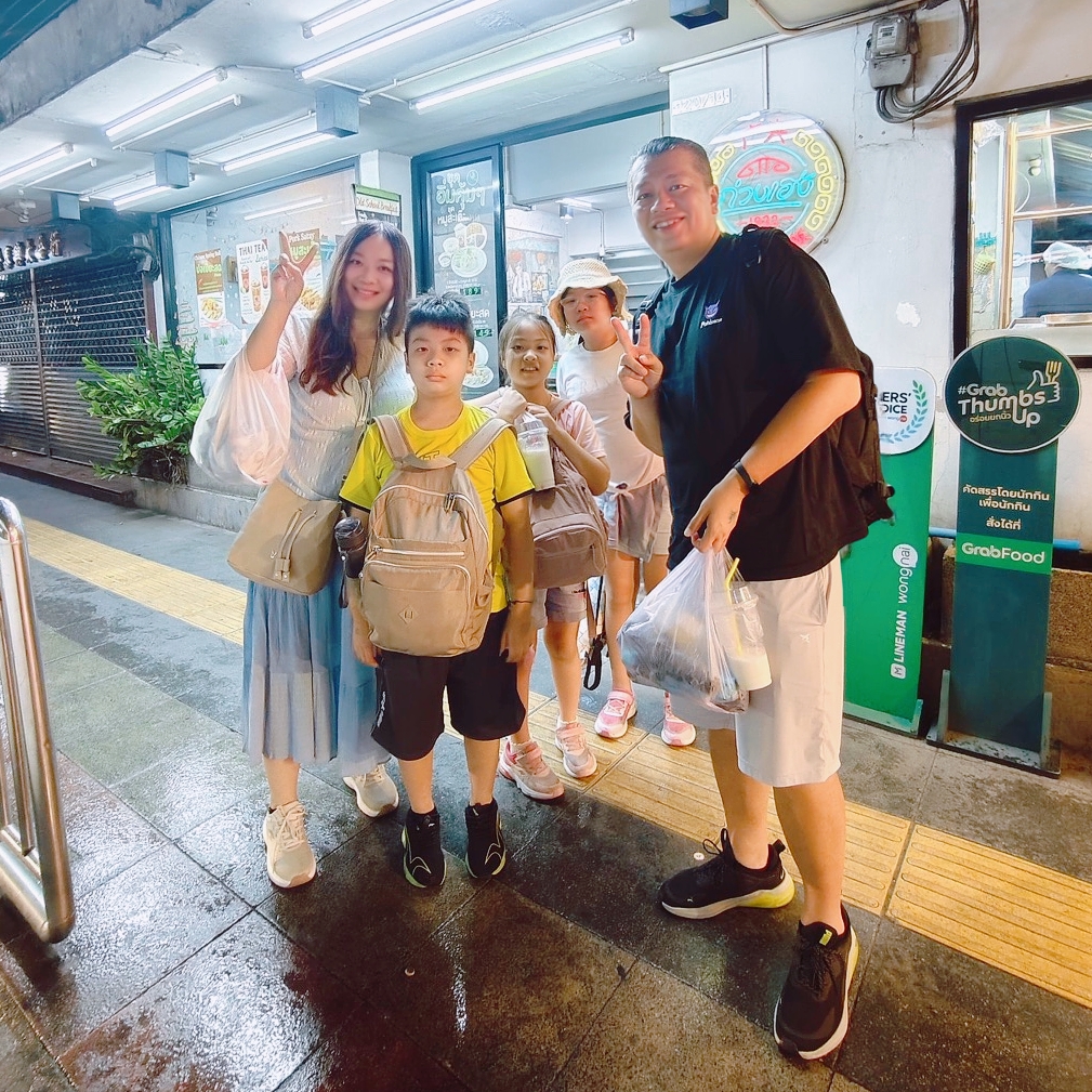 全家拎著夜市消夜在水門飯店門口開心合照