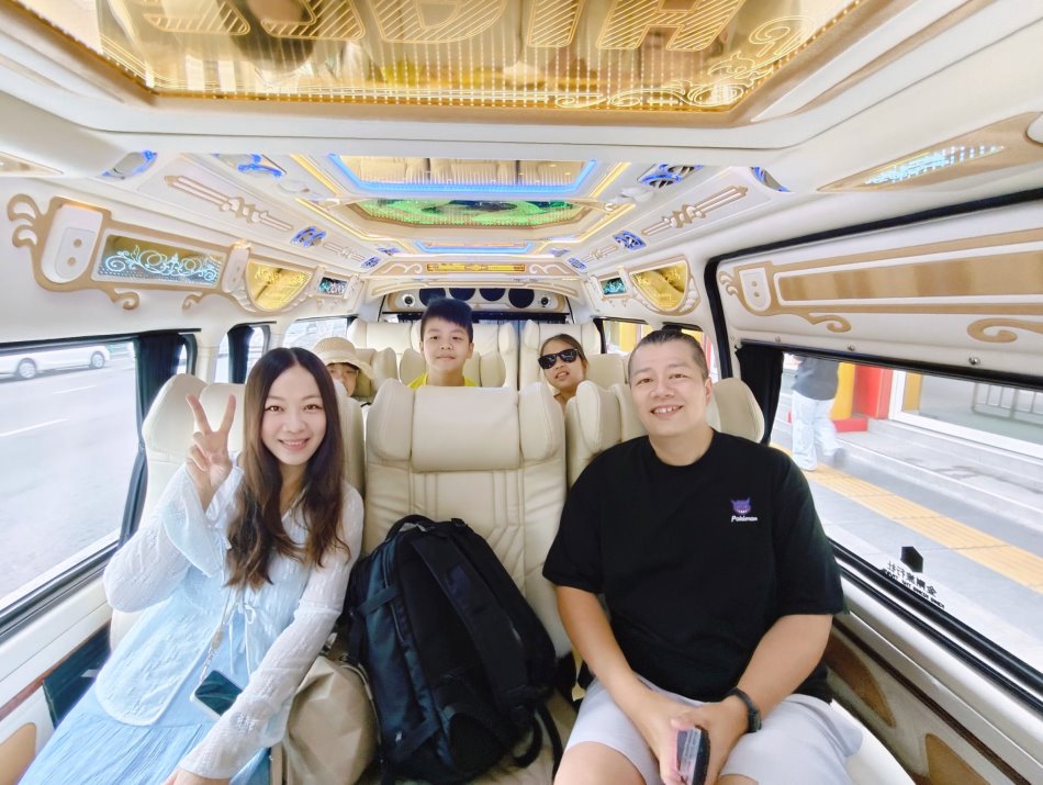 全家兩大三小在金剛旅行社包車豪華獨立座艙合照
