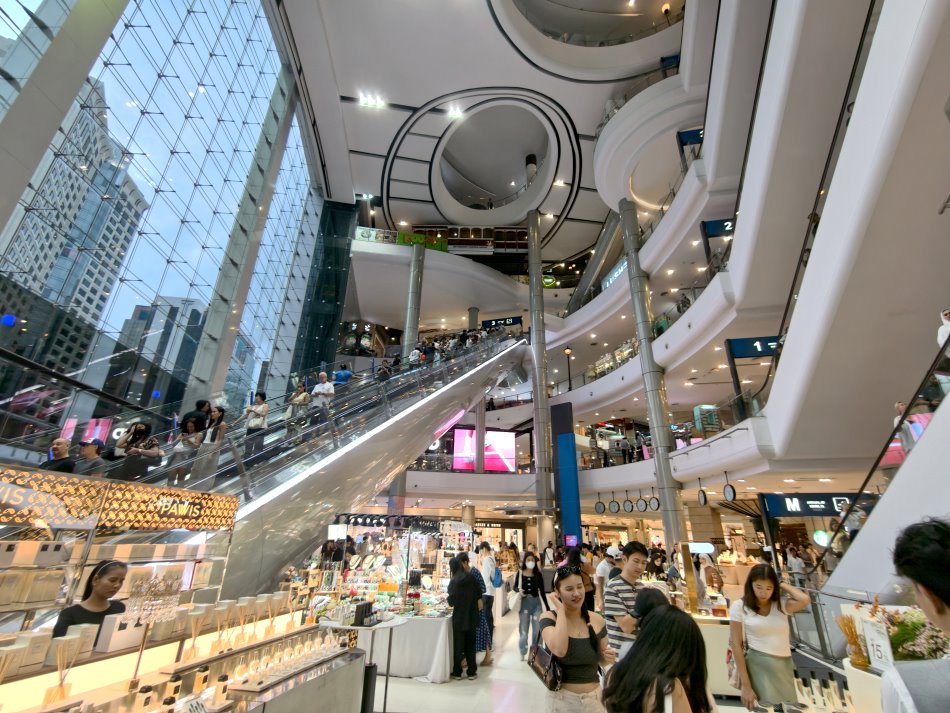 曼谷Terminal 21 Asok百貨挑高空間與手扶梯直達5樓Pier 21美食街