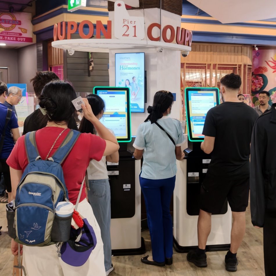 Terminal 21 Asok Pier 21美食街Coupon儲值卡自動售卡機與排隊人潮