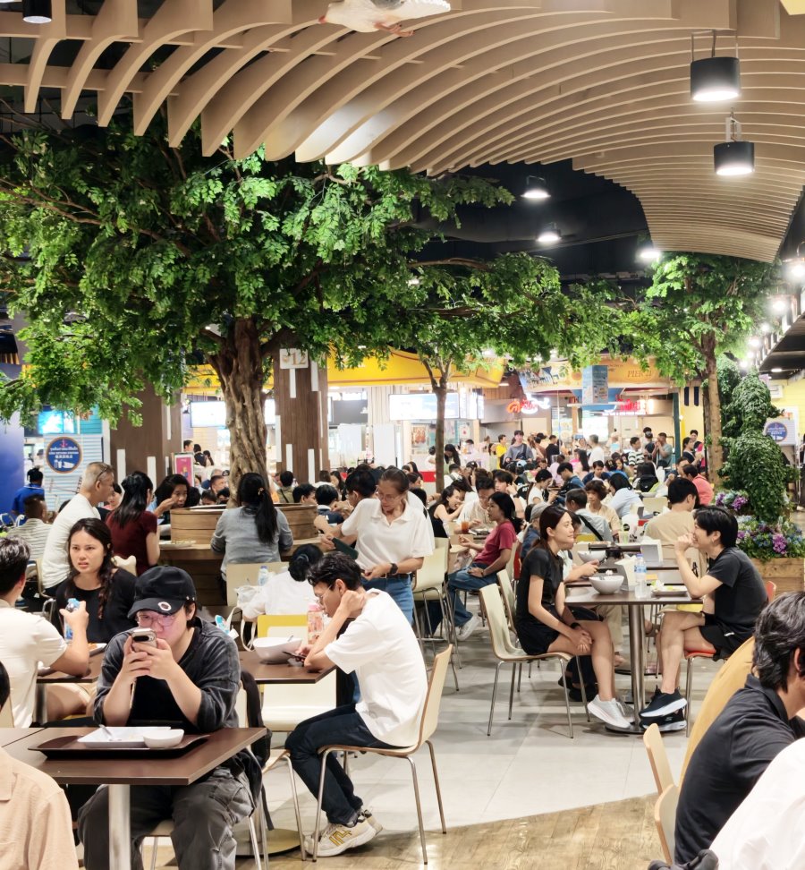 曼谷Pier 21美食街寬敞明亮的室內用餐區與熱鬧人潮