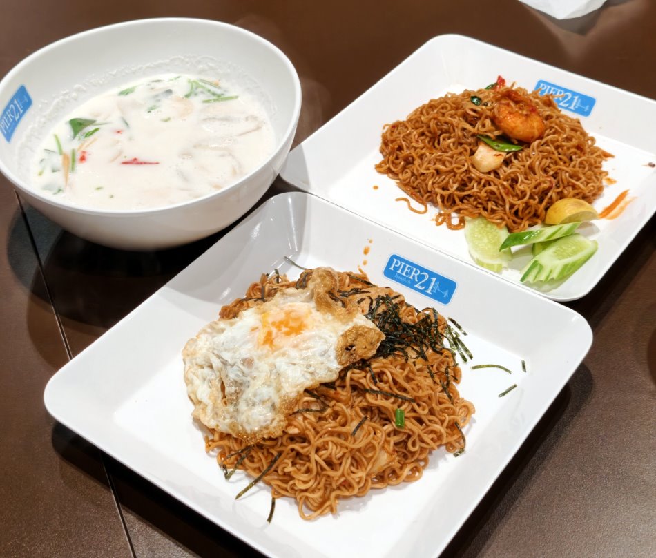 Pier 21平價美食豐盛一桌：冬陰功炒麵加荷包蛋、鮮蝦炒泡麵與椰奶雞湯