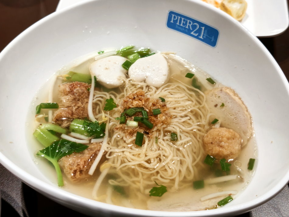 招牌什錦魚丸雞蛋麵實品，搭配愛心魚丸、炸配料與清甜湯頭