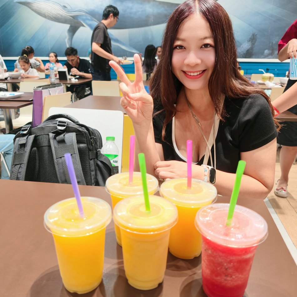 桌上擺滿新鮮現打芒果冰沙與西瓜汁，消暑解渴又平價