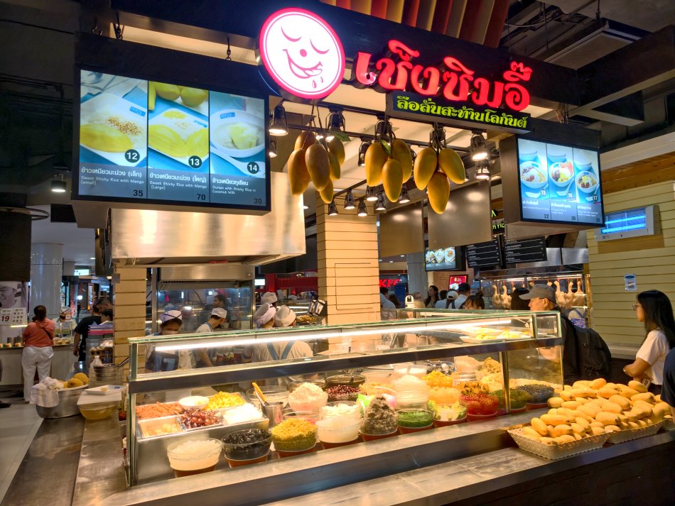 Pier 21超人氣甜品店招牌，陳列新鮮黃金芒果與十多種傳統甜湯配料