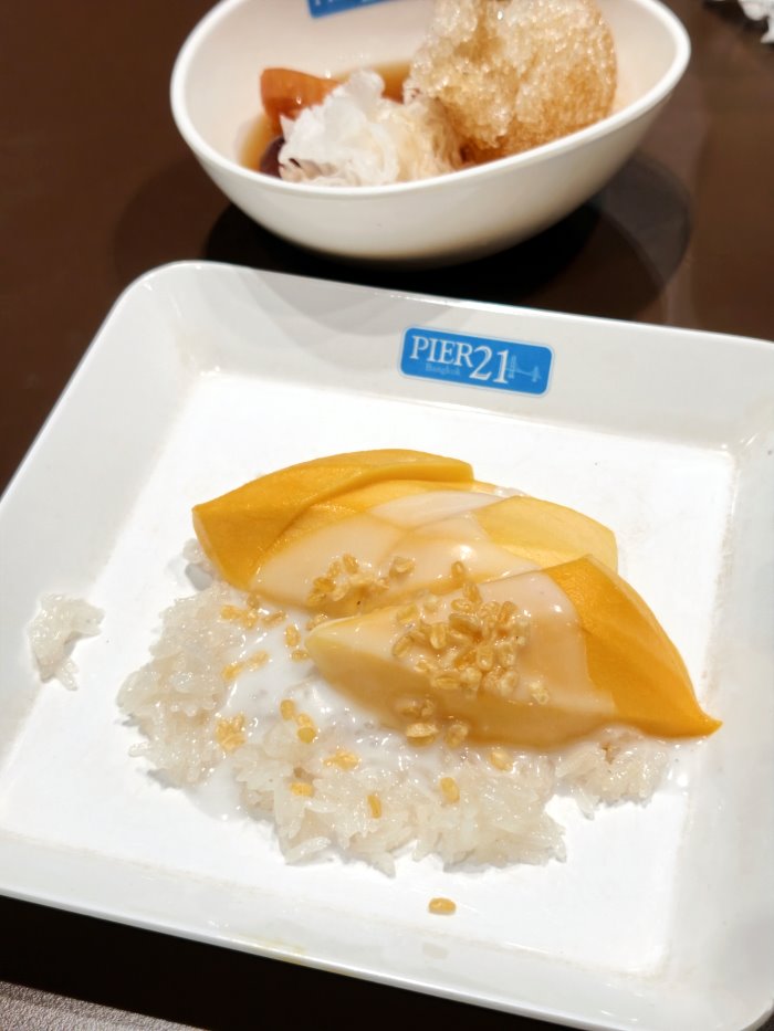 經典泰式芒果糯米飯實品，金黃熟成芒果淋上香濃椰漿與脆口綠豆仁