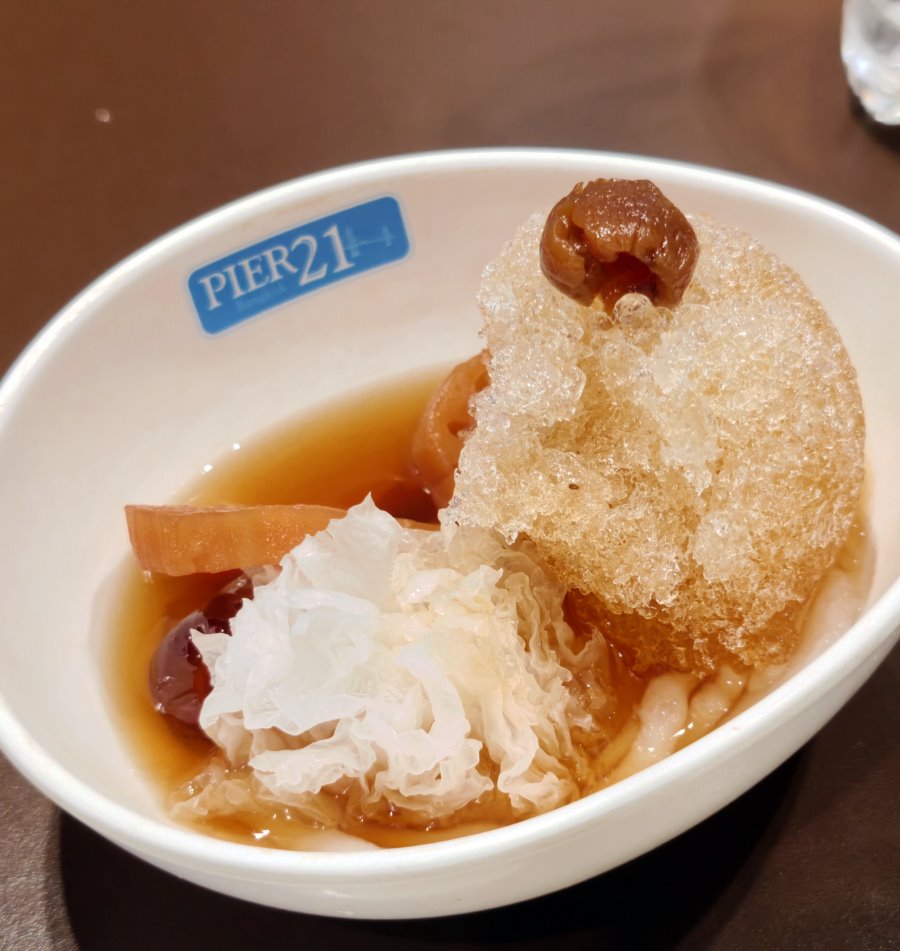 清涼消暑的傳統泰式銀耳蜜蓮藕紅棗黑糖剉冰甜湯