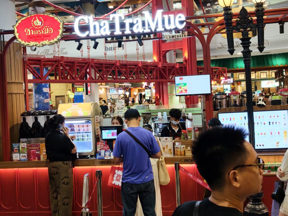 Terminal 21百貨內的手標泰奶ChaTraMue專賣店店面與排隊顧客
